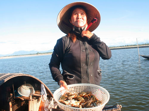 T&igrave;m về nh&agrave; gi&agrave;n tr&ecirc;n ph&aacute; Tam Giang